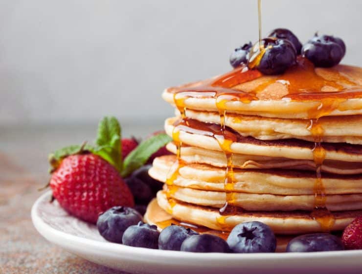 une-pile-de-pancakes-moelleux-et-sains-garnis-de-fruits-frais-pour-un-petit-dejeuner-equilibre-et-delicieux