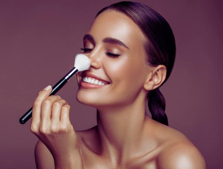 une-femme-souriante-avec-un-maquillage-naturel-mettant-en-valeur-sa-beaute-naturelle
