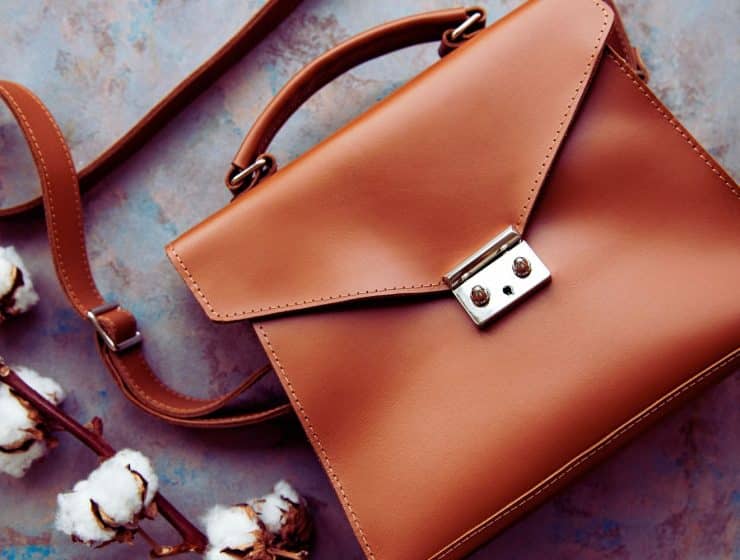 une-femme-porte-un-sac-bash-ajoutant-une-touche-delegance-a-son-style