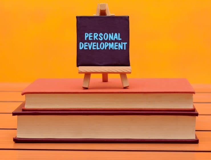 une-pile-de-livres-de-developpement-personnel-est-empilee-les-uns-sur-les-autres-prete-a-etre-exploree-et-decouverte