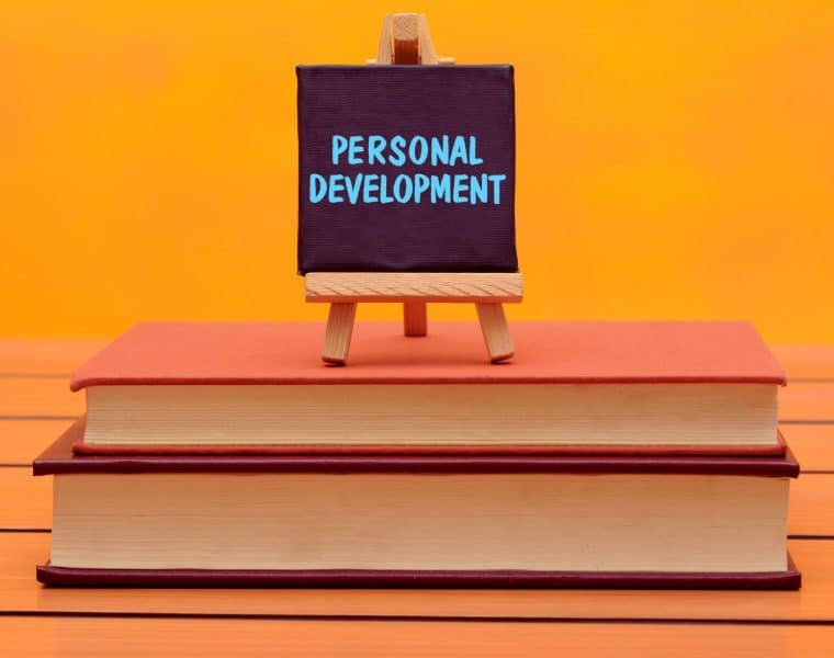 une-pile-de-livres-de-developpement-personnel-est-empilee-les-uns-sur-les-autres-prete-a-etre-exploree-et-decouverte