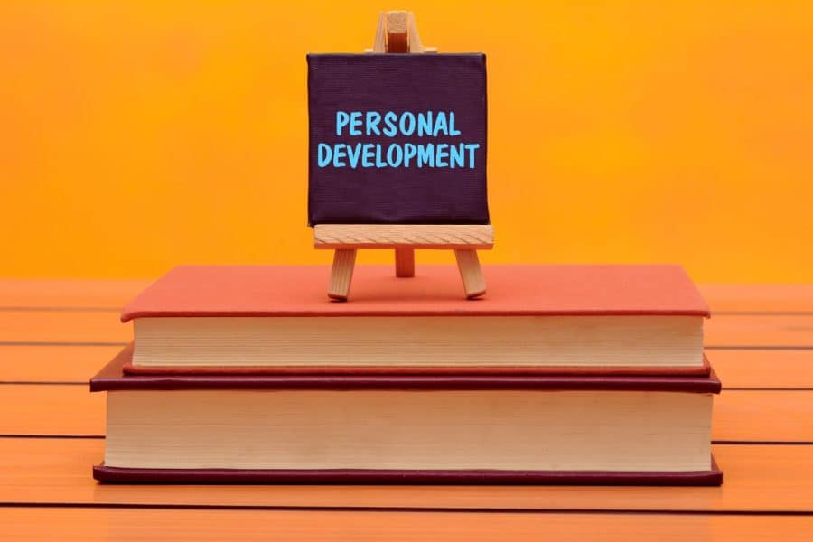 une-pile-de-livres-de-developpement-personnel-est-empilee-les-uns-sur-les-autres-prete-a-etre-exploree-et-decouverte