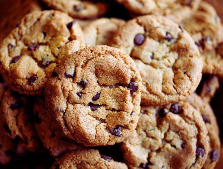 une-assiette-de-cookies-faits-maison-et-sains-pour-une-collation-delicieuse-sans-culpabilite