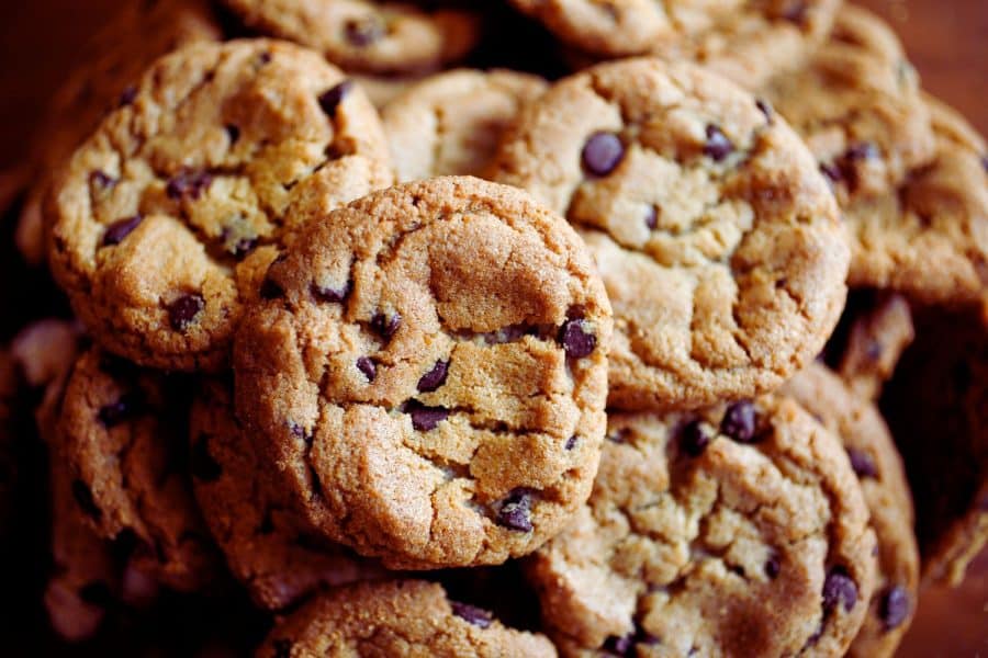 une-assiette-de-cookies-faits-maison-et-sains-pour-une-collation-delicieuse-sans-culpabilite