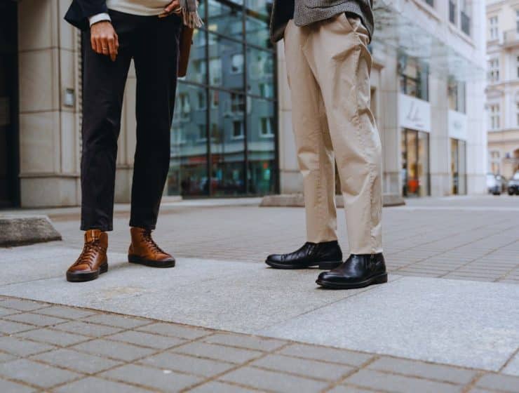 un-homme-mesure-un-pantalon-pour-trouver-la-taille-parfaite-selon-le-guide-ultime-pour-choisir-la-taille-de-pantalon-homme