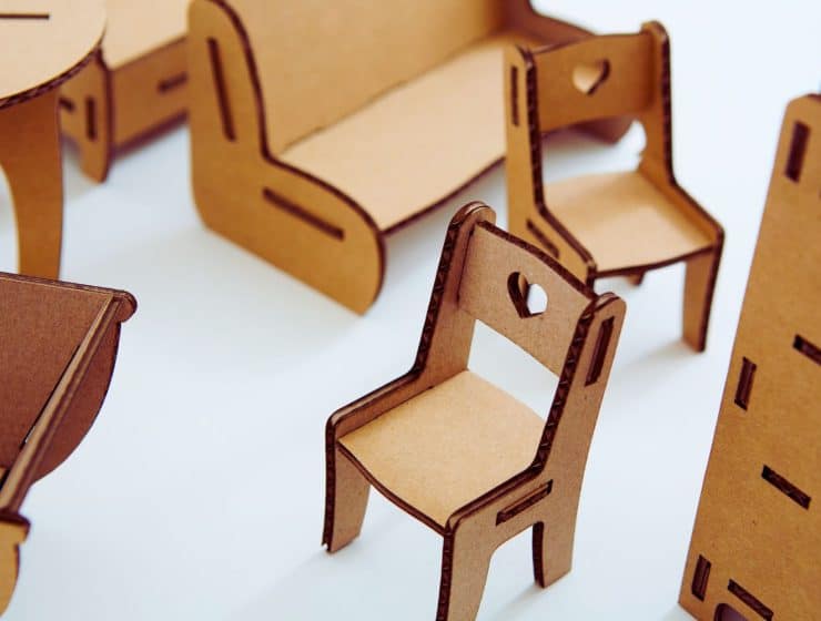 une-etagere-en-carton-colore-remplie-de-livres-et-de-plantes-apporte-une-touche-ecologique-et-originale-a-un-salon-moderne