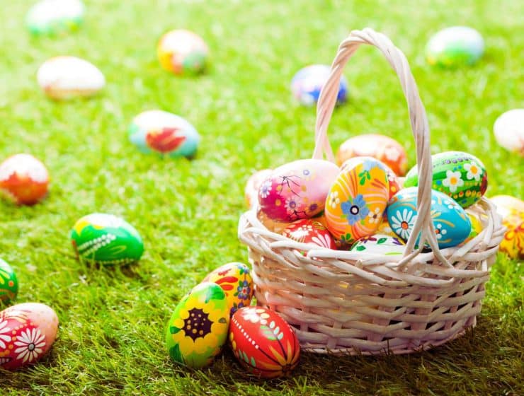 un-panier-de-paques-rempli-de-surprises-uniques-et-sur-mesure-pour-une-celebration-vraiment-originale