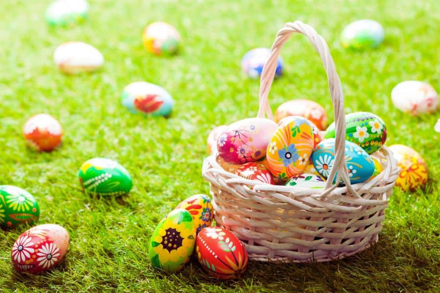 un-panier-de-paques-rempli-de-surprises-uniques-et-sur-mesure-pour-une-celebration-vraiment-originale