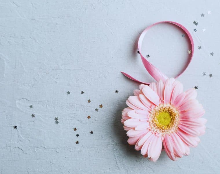 une-femme-en-robe-choisit-avec-soin-la-tenue-qui-mettra-en-valeur-sa-morphologie