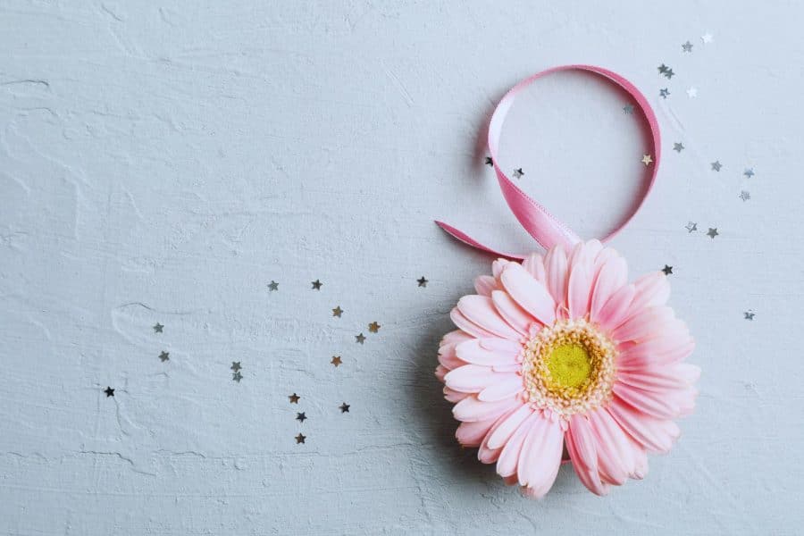 une-femme-en-robe-choisit-avec-soin-la-tenue-qui-mettra-en-valeur-sa-morphologie