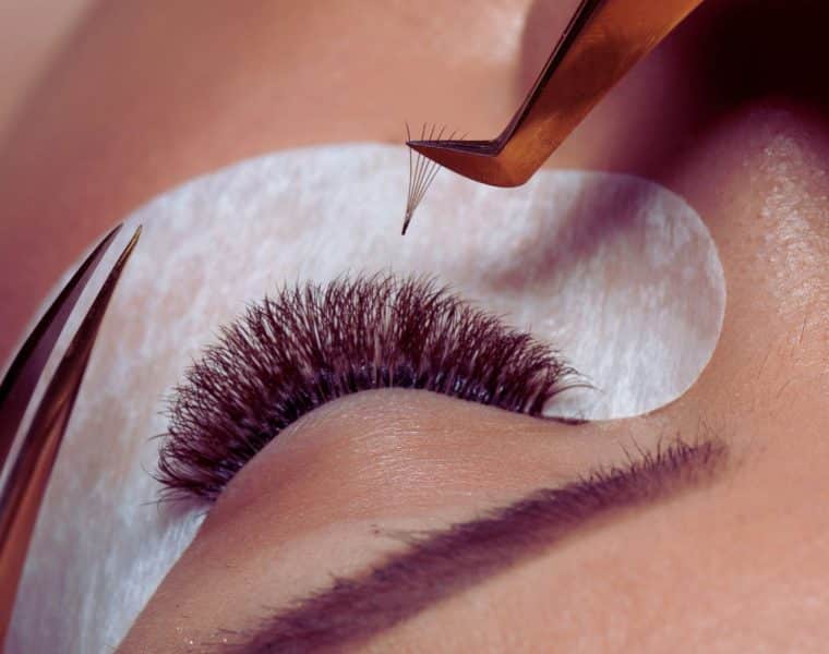 une-paire-de-faux-cils-magnetiques-pour-un-regard-irresistible-prete-a-etre-utilisee