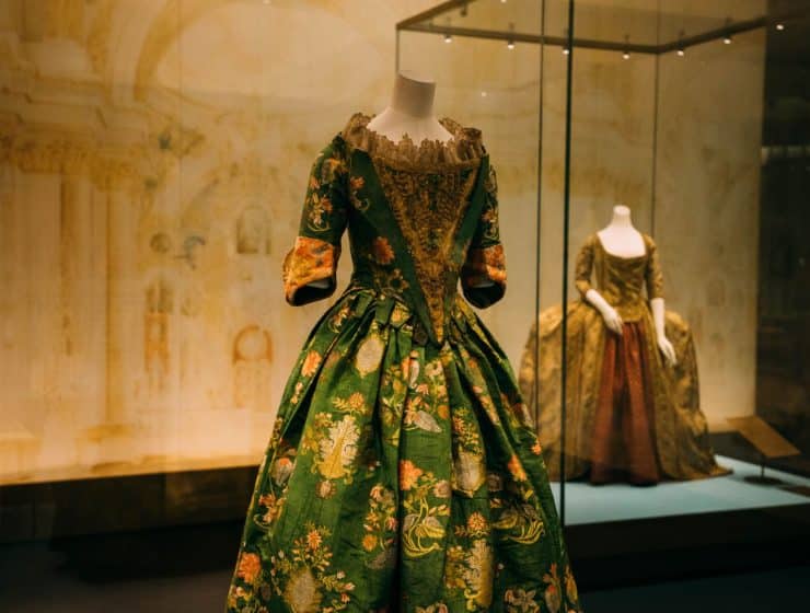 une-robe-originale-avec-des-motifs-colores-et-un-design-unique