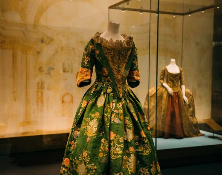 une-robe-originale-avec-des-motifs-colores-et-un-design-unique