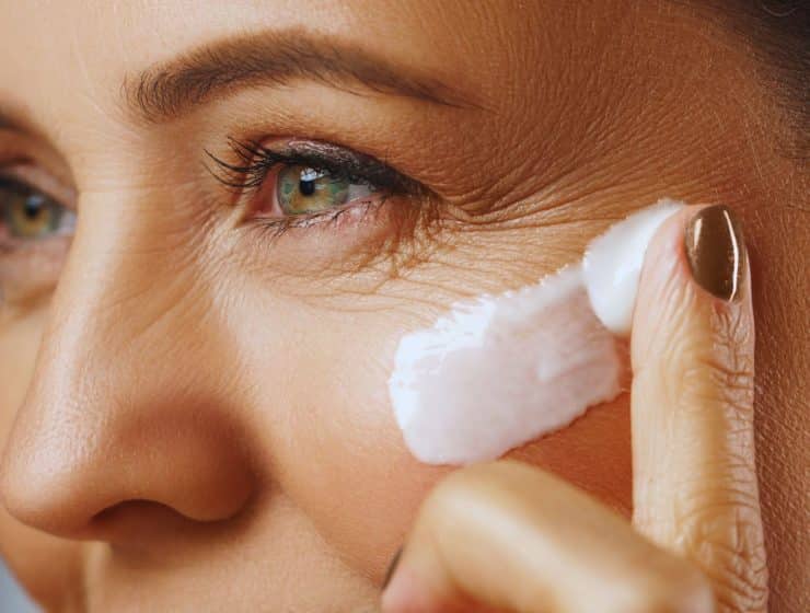 une-femme-applique-une-creme-anti-rides-recommandee-par-un-dermatologue-pour-une-peau-plus-jeune-et-eclatante