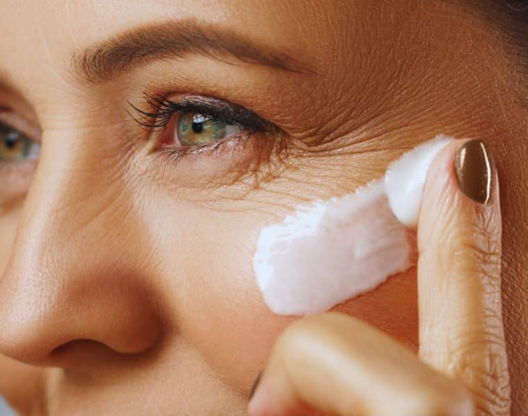 une-femme-applique-une-creme-anti-rides-recommandee-par-un-dermatologue-pour-une-peau-plus-jeune-et-eclatante