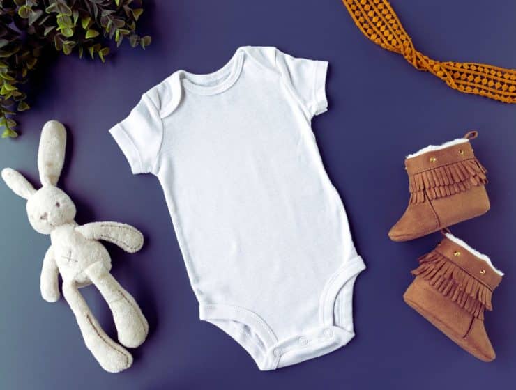 Une image montrant un adorable vêtement pour bébé personnalisé, avec le nom du bébé brodé sur le devant. Ce vêtement unique ajoutera une touche spéciale à tous les petits bouts de chou qui le porteront.
