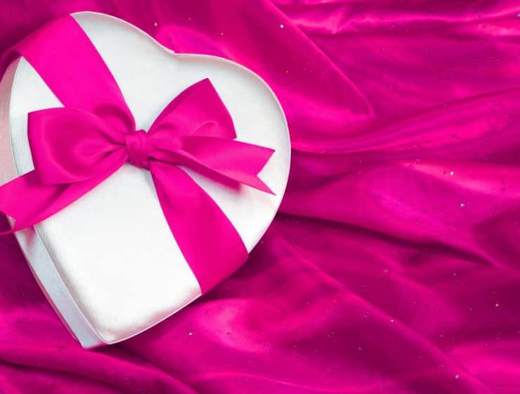Une image mettant en avant différentes tenues et accessoires de couleur rose fuchsia, avec des conseils pour l'adopter avec style dans votre garde-robe.
