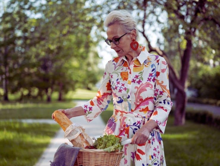 Découvrez comment revisiter les tendances iconiques des années 2000 pour un look résolument moderne et tendance.