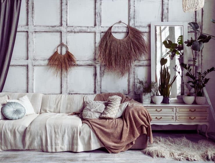 Une femme élégante et bohème se promène dans un jardin luxuriant, portant une robe fluide et des accessoires ethniques. Son style intemporel et séduisant attire tous les regards, reflétant parfaitement la tendance bohème qui traverse les époques avec grâce et charme.
