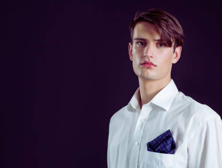 Une personne portant un look androgyne avec un mélange de vêtements masculins et féminins, des coupes de cheveux courtes et des accessoires minimalistes, reflétant l'élégance intemporelle du style androgyne en 2022.