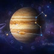 Illustration spatiale de Jupiter et Saturne entourés par une roue du zodiaque lumineuse et des constellations.
