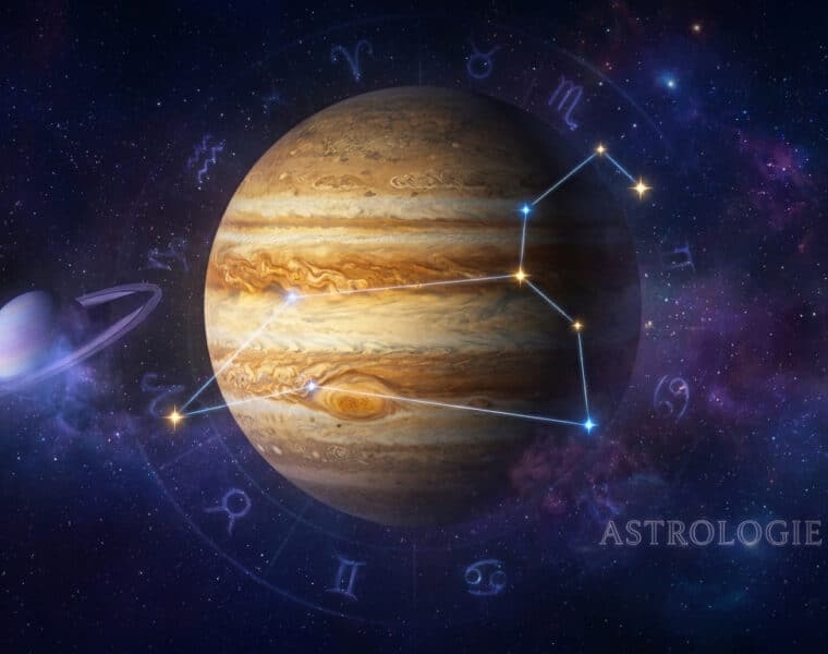 Illustration spatiale de Jupiter et Saturne entourés par une roue du zodiaque lumineuse et des constellations.